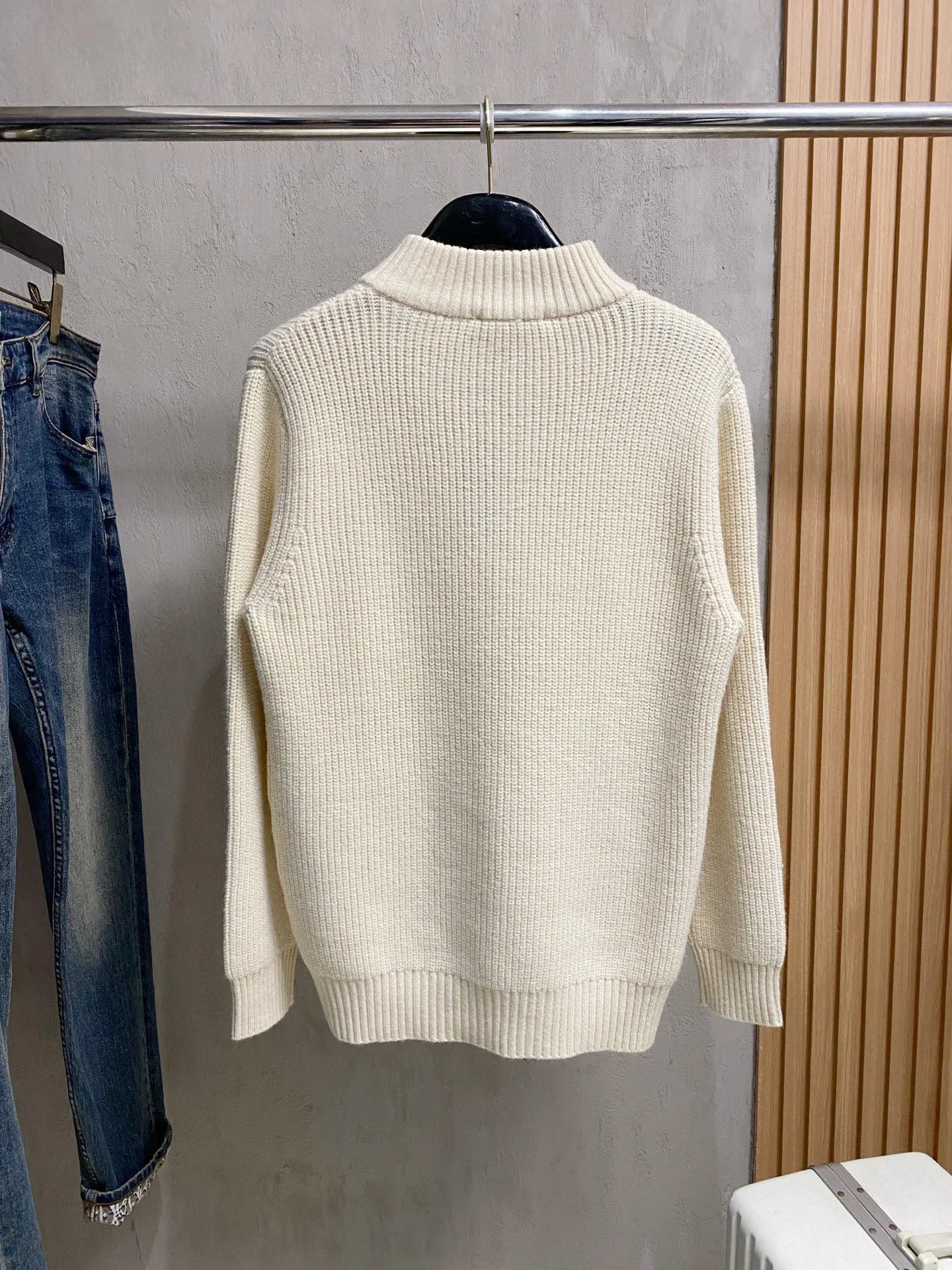 🅿️560 【LV Louis Vuitton】Autumn and winter classic cardigan sweater, in full condition! ! ! Wool blended fabric, the latest model in 2025, golden ratio! ! Slim-fitting soft gold, versatile and practical item, the combination and practicality are extremely powerful, simple and elegant, and classy! To create your own style, it is highly recommended to buy it in two colors. The standard slim fit tailoring process is suitable for both young and old men. It is knitted from wool and will not cause any discomfort! While keeping warm, it is stylish, textured and wearable, and the classic logo with contrasting colors on the chest feels in place! ! Recommended for regular customers! ! Size M-3XL (maximum wear: 190 pounds)